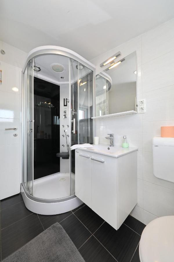 Apartment With Private Pool Sukošan Exterior foto